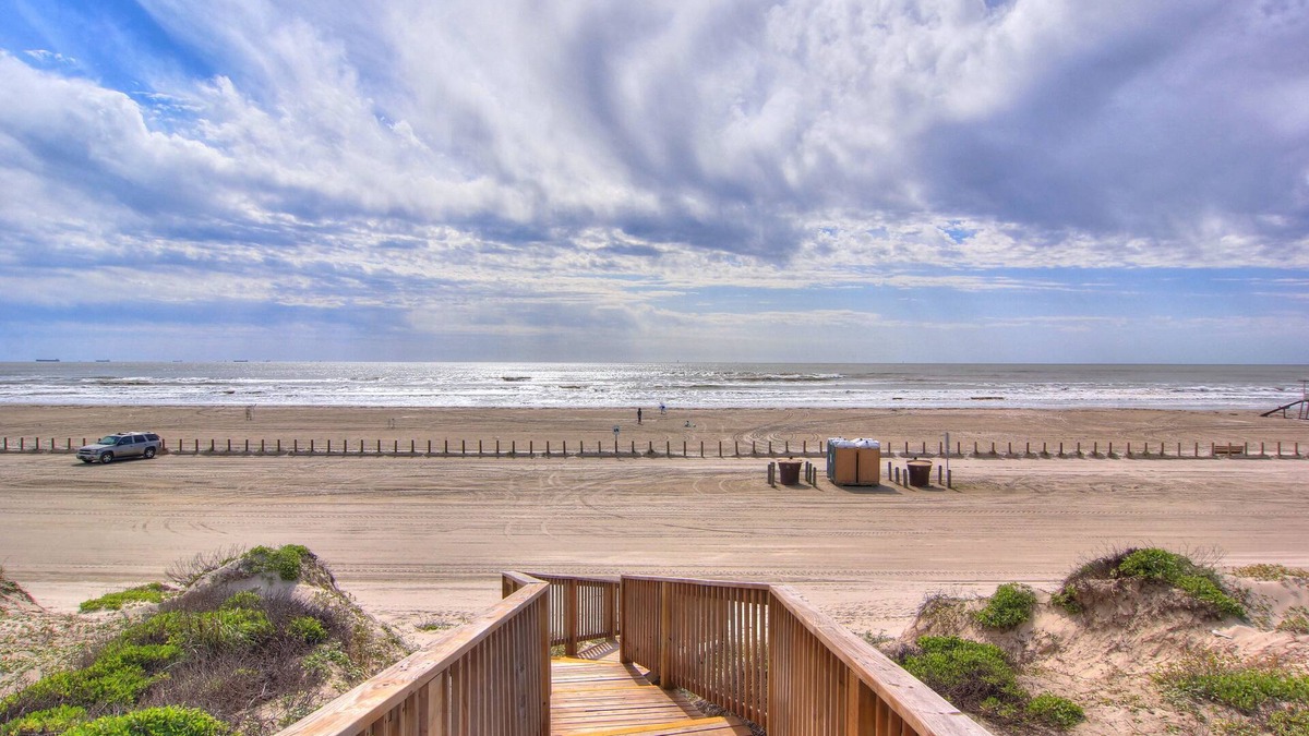 Port Aransas House | The Beachside - Banyan Beach, Ocean View & Short walk to Beach