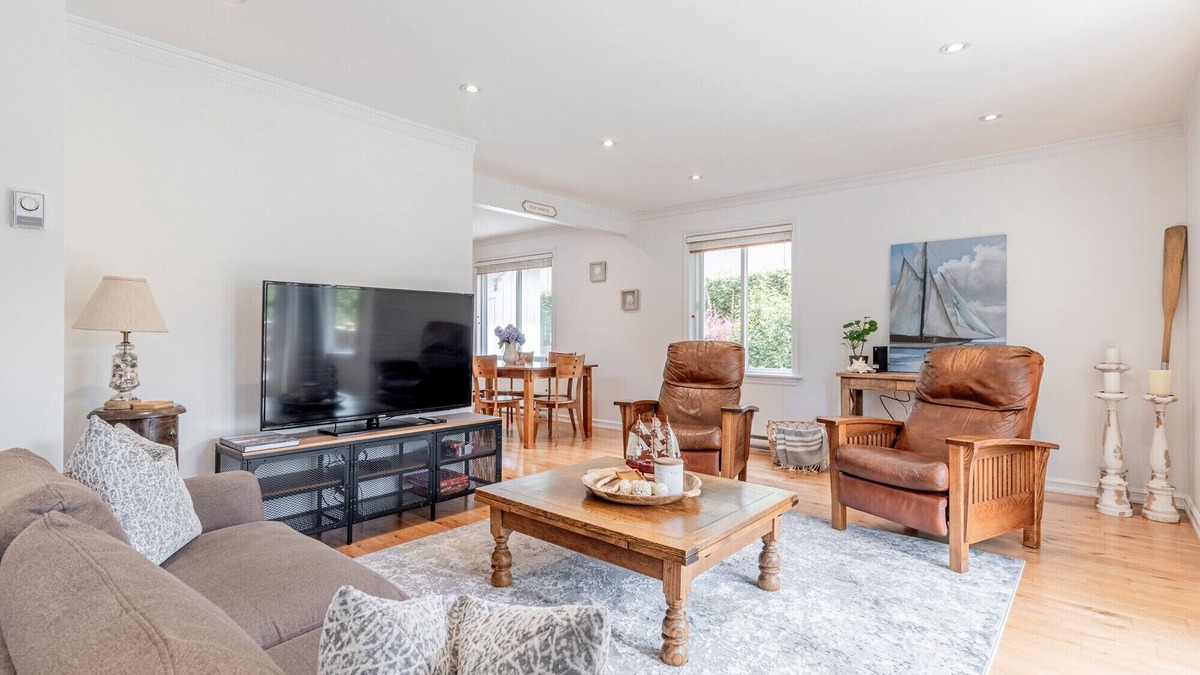 Surrey Cottage | The Beachside Cottage - 3 Bedroom | 2 Bathroom | home in Crescent Beach