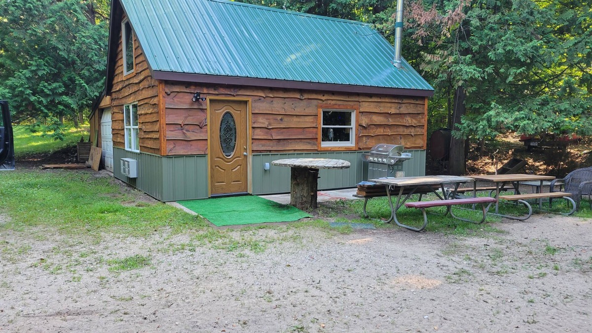 Thompsonville House | The "Bear Den" 500' Betsie river waterfront Guest home.