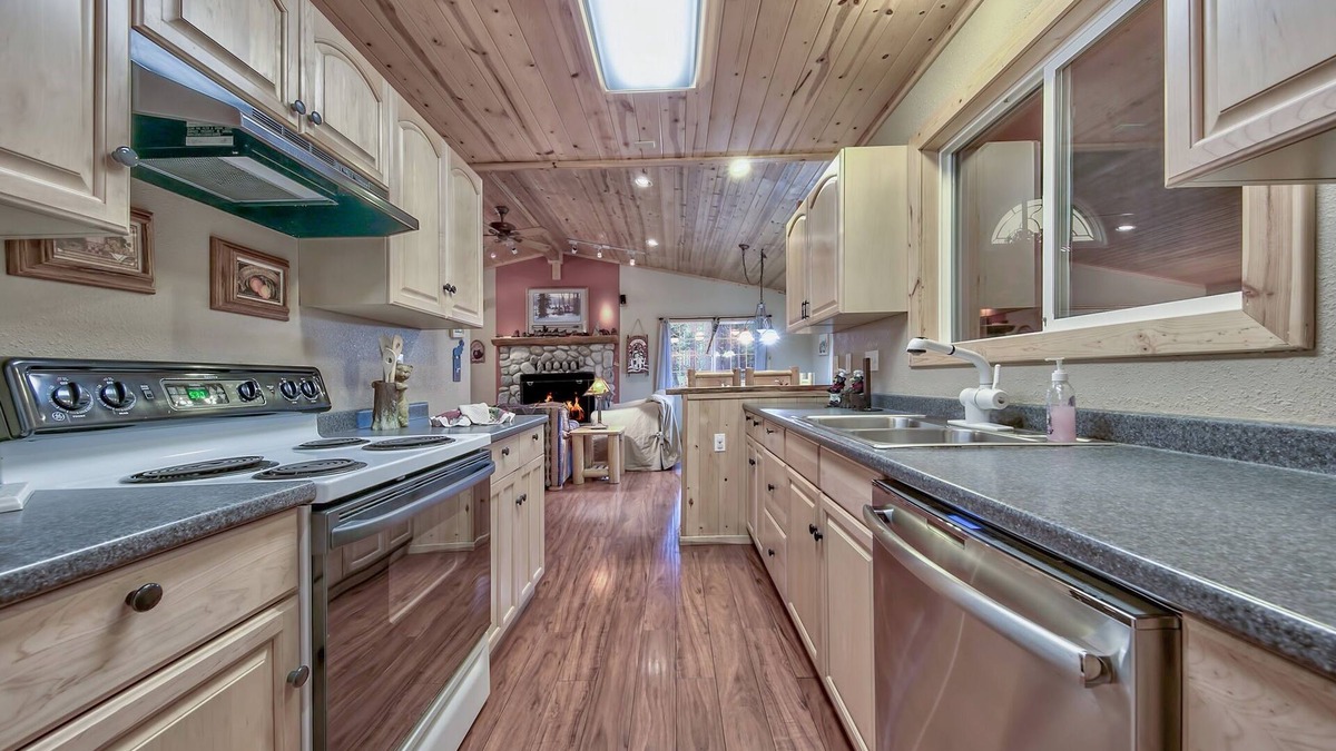 North Upper Truckee House | The Bear's Den 1965np 3 Bedroom Cabin by RedAwning