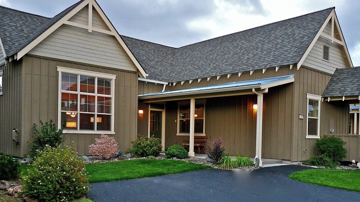 Redmond House | The Bear's Den 5 Stars Reviews Hot Tub, Wifi and Amenities for kids!