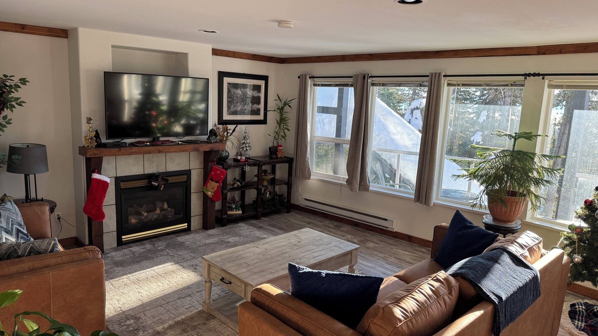 Big White Ski Resort Ski Chalet | The Bear's Den Ski Chalet/Private Hot Tub/Ski In+Out/with Parking/Pet-Friendly!