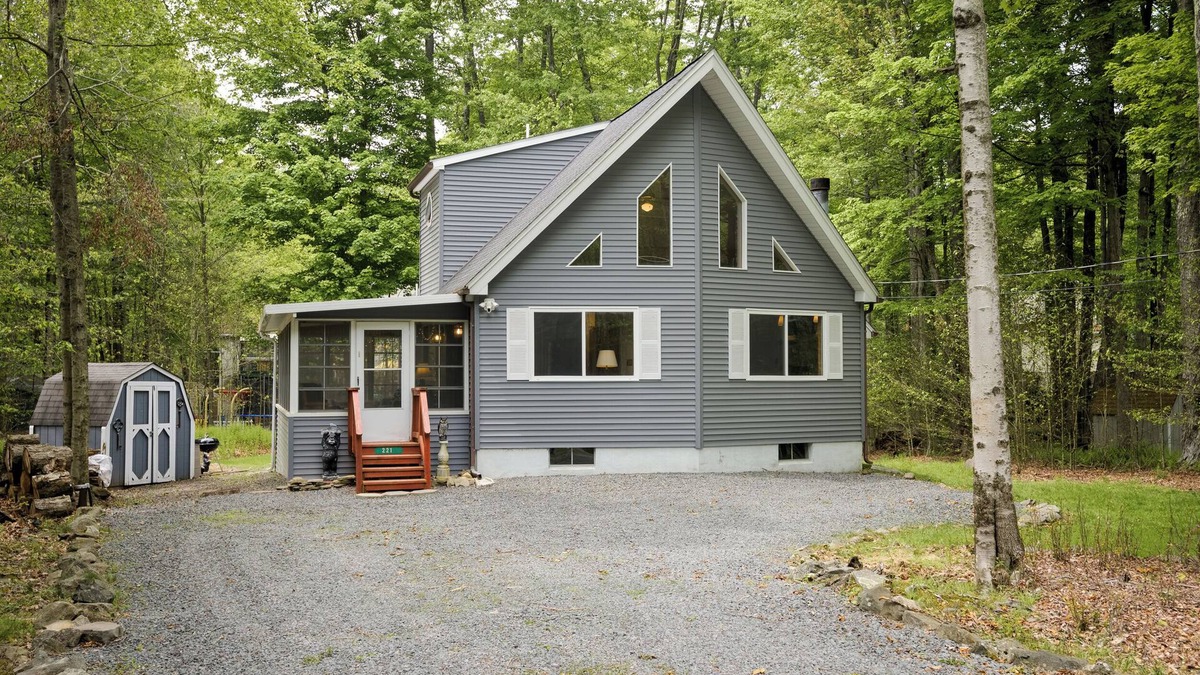 Thornhurst Ski Chalet | The Bear's House, Pet Friendly, Level 2 EV Charger