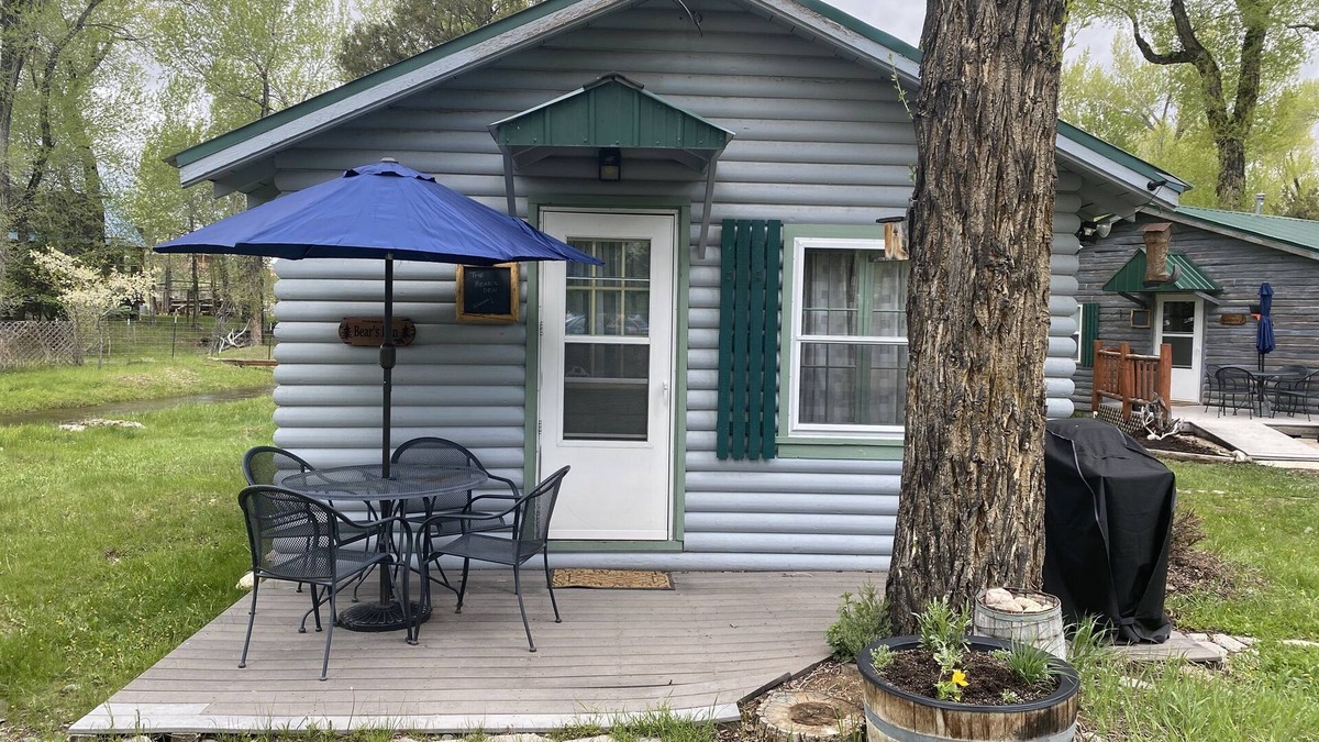 Riverside Cabin | The Bear’s Den at Cottonwood Cabins | Mountain Charm & Comfort