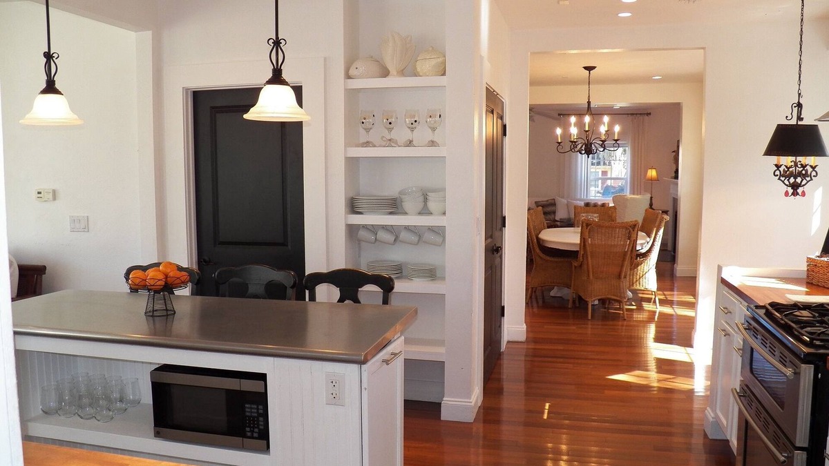 River District House | The Beautiful House 6/4.5 w/detached residence, Pets+ SUN & FUN, CLOSE TO BEACH