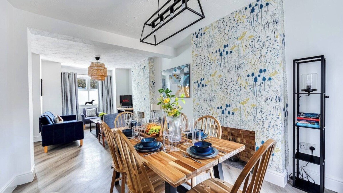 Kempston House | The Bedford Retreat | 6 Guests Contractors Welcome