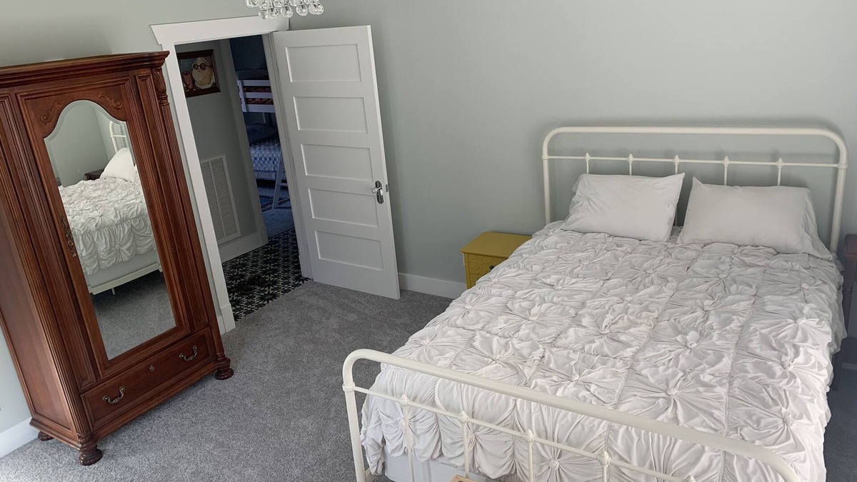 Bell Buckle House | The Bell Buckle Bungalow - completely renovated 3 bedroom/2 bath house, sleeps 9