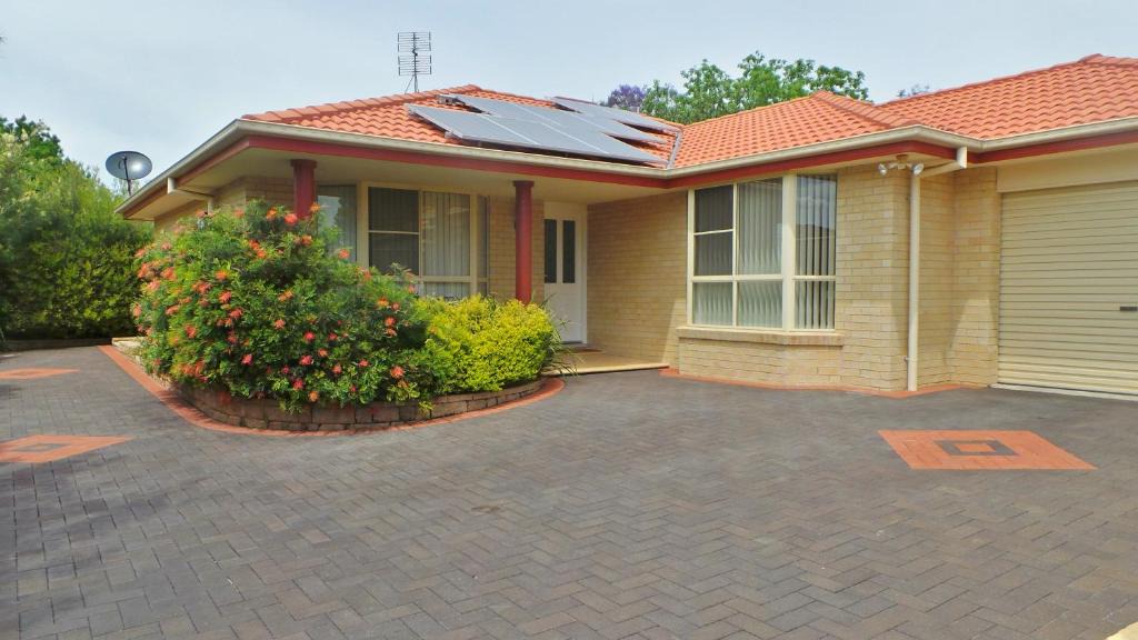 South Tamworth Villa | The Bell House