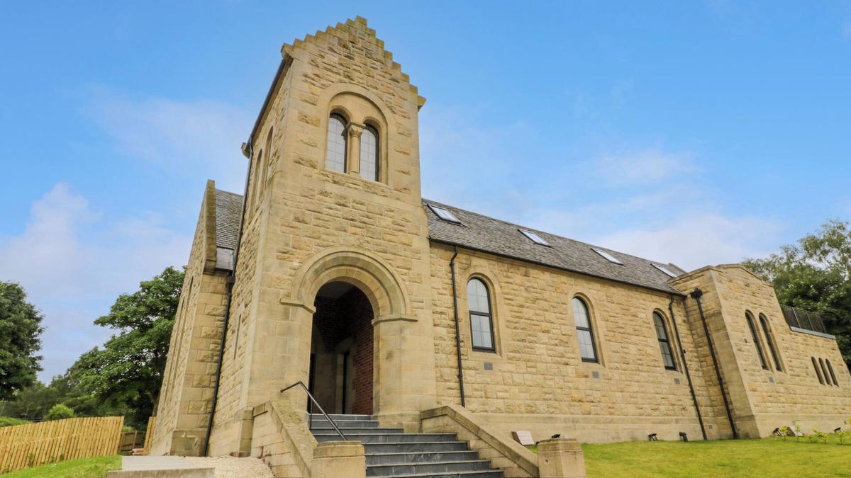 Bonnybridge Cottage | THE BELL TOWER, family friendly, with hot tub in Bonnybridge