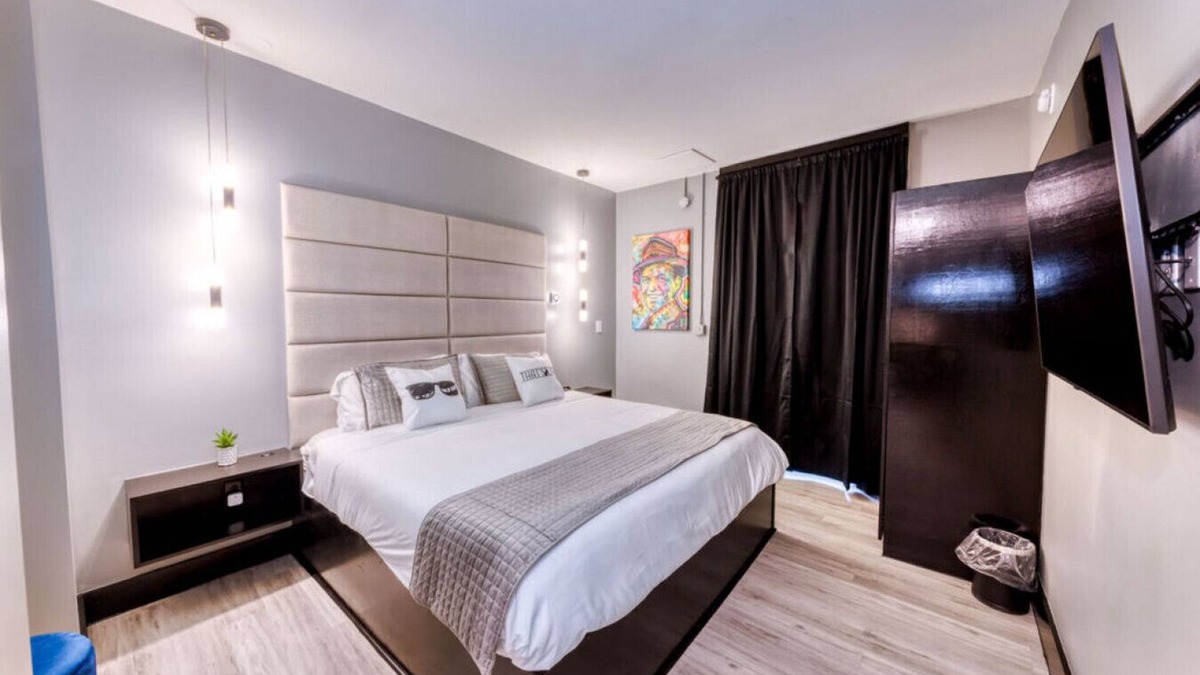 Biloxi Hotel | The Bella's Swing & Sway Suite, Sleeps 2, King Bed, Private Patio