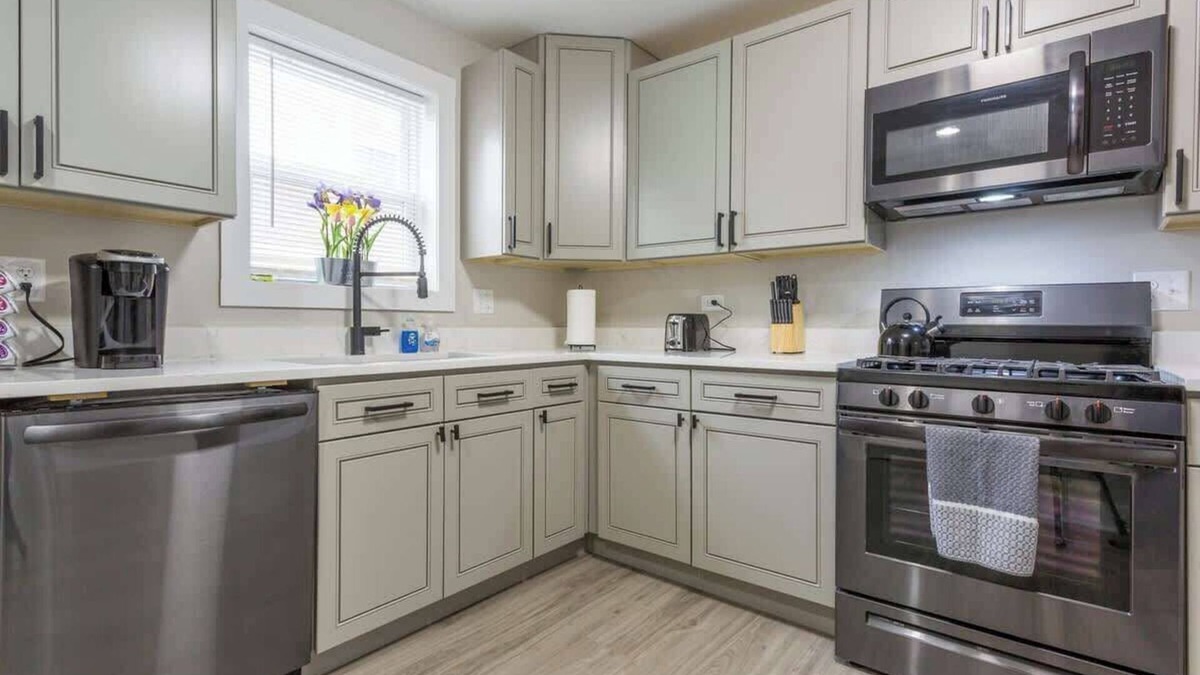 Joliet Apartment | *The Belltower Haven*Large*Family Friendly*Wi-Fi