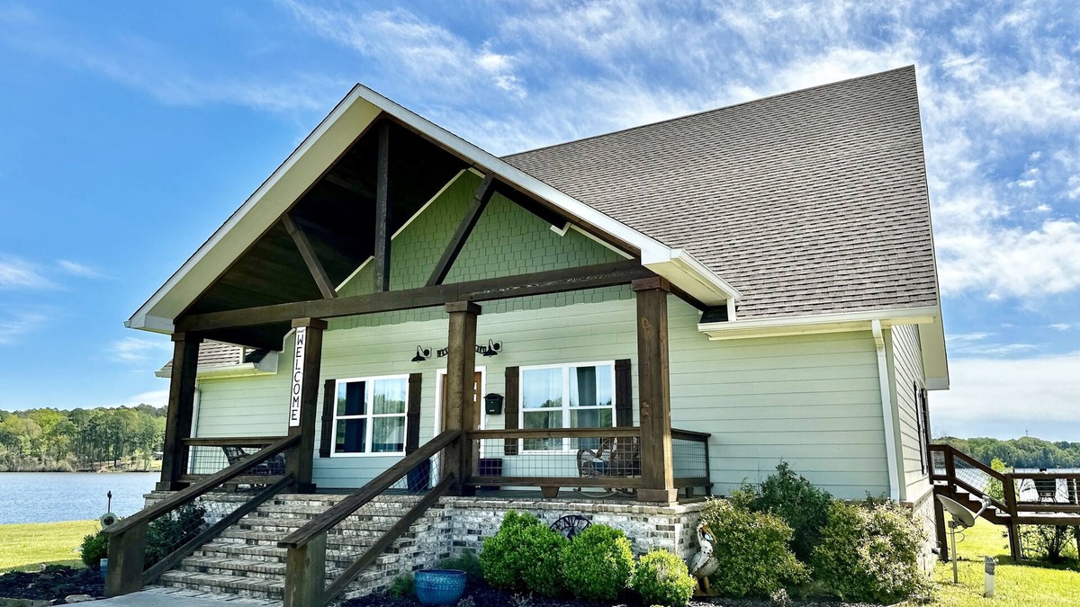 Negreet House | The Bend Waterfront Retreat, Private Boat Launch, Two Docks, Panoramic Views!