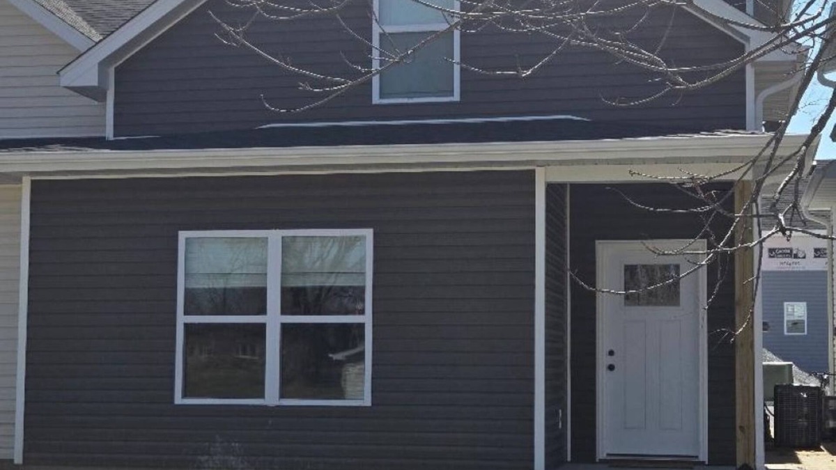 Hallsville House | The Benjamin House, Comfortable Townhouse with small town feel