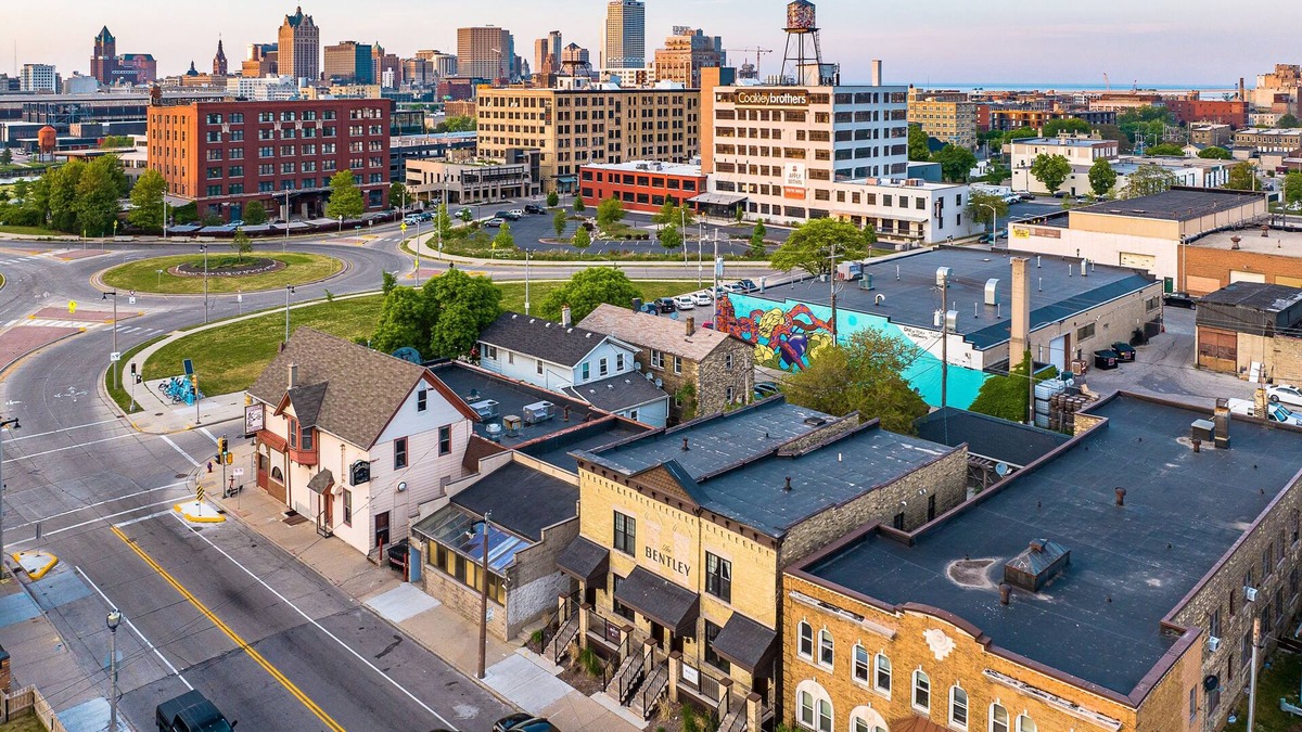 Fifth Ward House | The Bentley - Frida's Reign, Heart of Walkers Point w/Garage,Yard