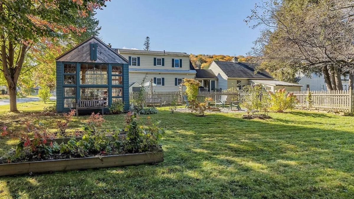 Lebanon House | The Benton House- 6 Beds- minutes to Dartmouth