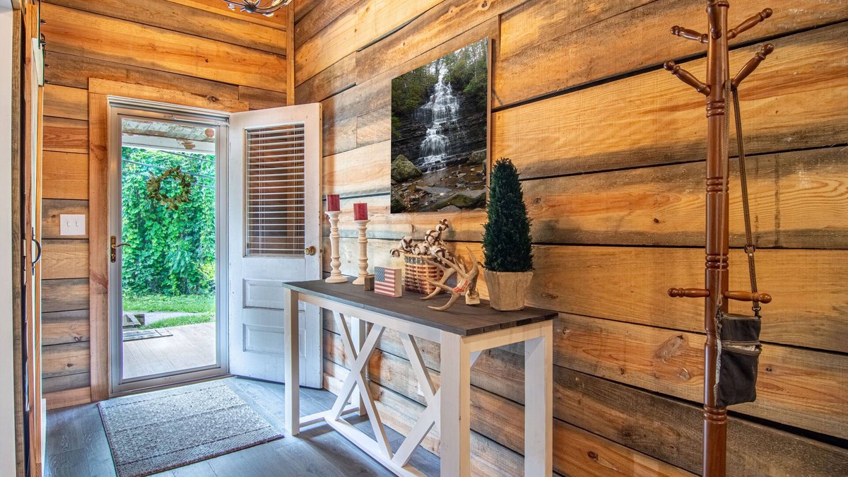 Benton Cabin | The Benton House sleeps 7