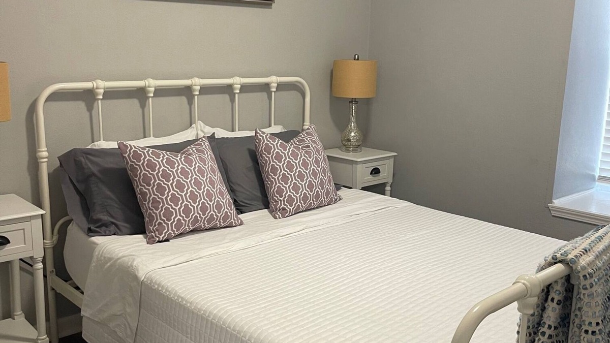 Hamilton Apartment | The Bernice - Entire 2 Bedroom Apt in Quilt Town, USA