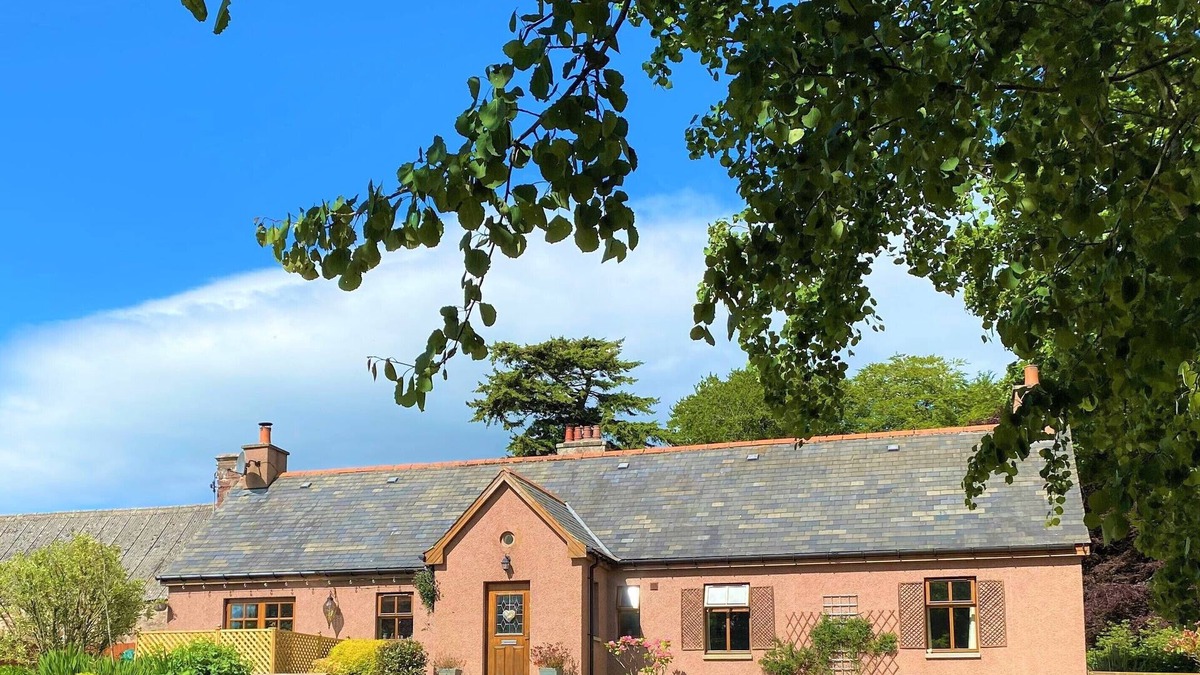 Turriff Cottage | "THE BEST COTTAGE WE'VE STAYED AT" 2B2B pet friendly cottage with private garden