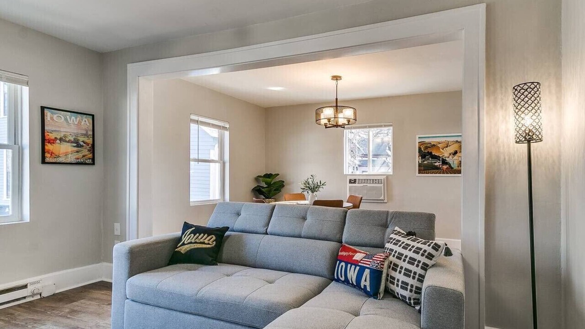 Des Moines Apartment | The BEST of Iowa: Harvesting Iowa w/King Bed