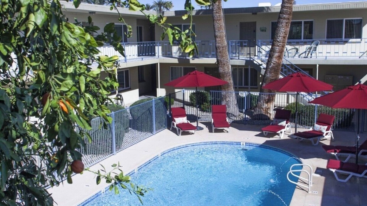 South Scottsdale Condo | The BEST Old Town Scottsdale location!1 bd/1bth beautiful mid century condo.