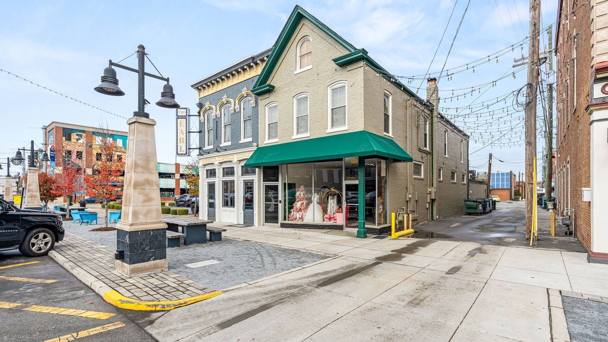 New Albany Apartment | The Betty - Entire rental unit in New Albany, Indiana Sleeps 8