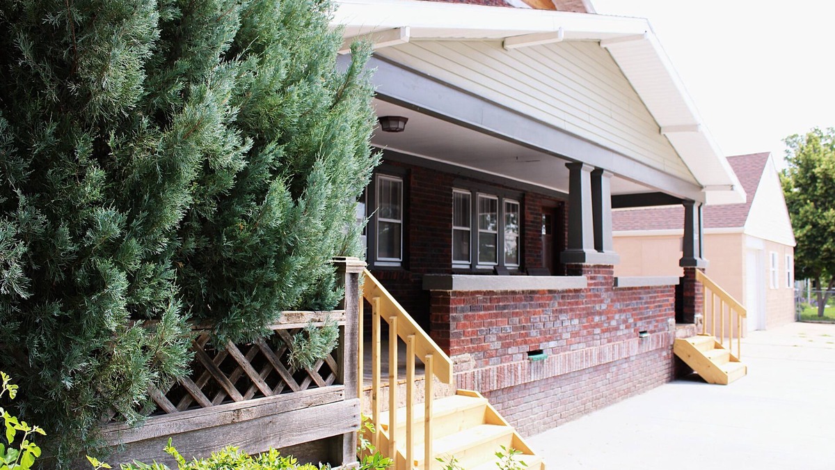 McCook House | “The Bev” Townhouse in McCook