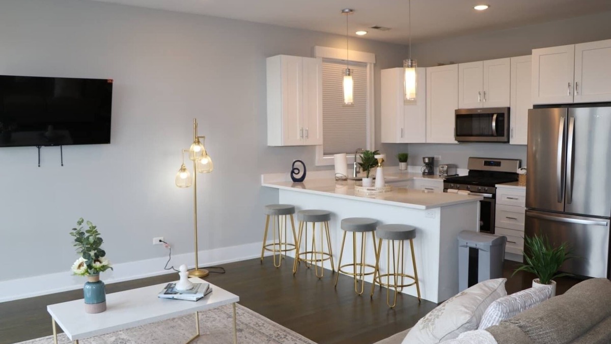 Tri-Taylor Apartment | The Beverly Chicago Near Downtown, United Center and Medical District