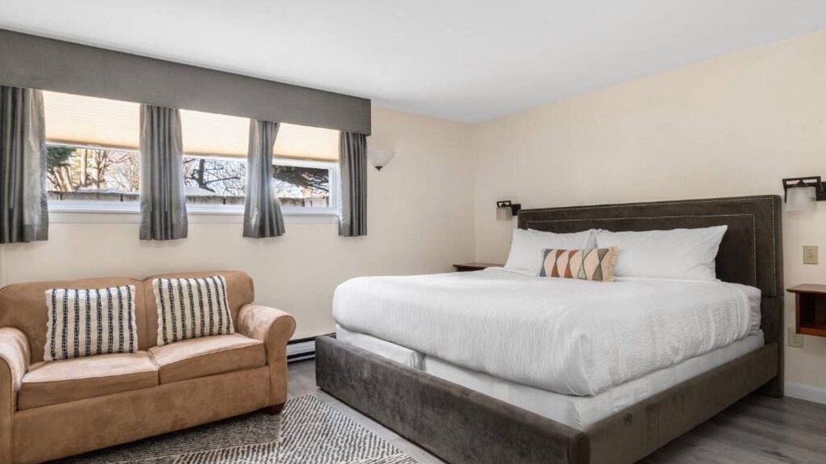 Beverly Hotel | The Beverly Hotel | Studio King | Free Parking & Minutes to Salem Witch Museum