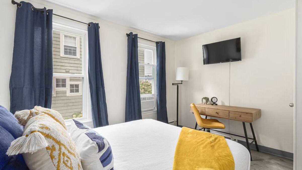 Beverly Hotel | The Beverly | Queen 1-Bedroom Apartment | w/Kitchen & Free Parking