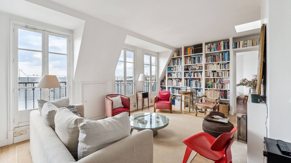 Quartier de Rochechouart Apartment | The Bibliophile’s Haven, by Veeve