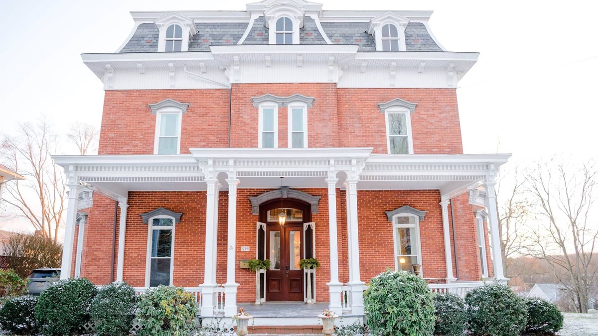 Mercer House | "The Big Brickhouse" - Entire House Rental