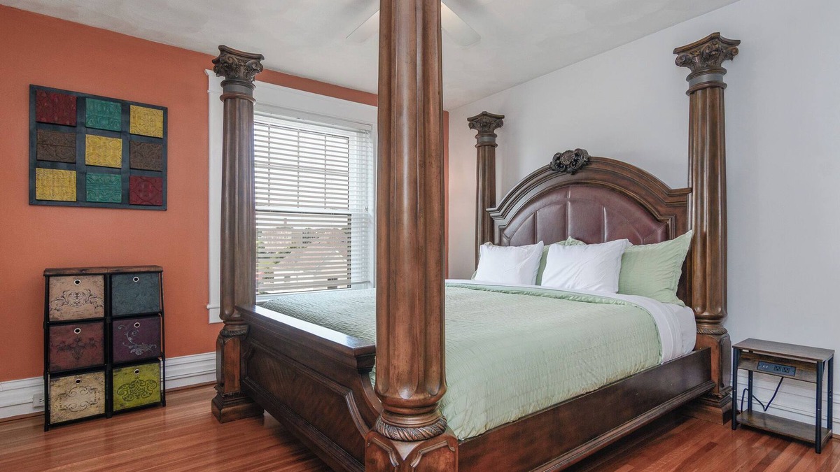 Jefferson City House | The Big House, Historic 4-Bedroom Home With Custom Art And Dedicated Workspace