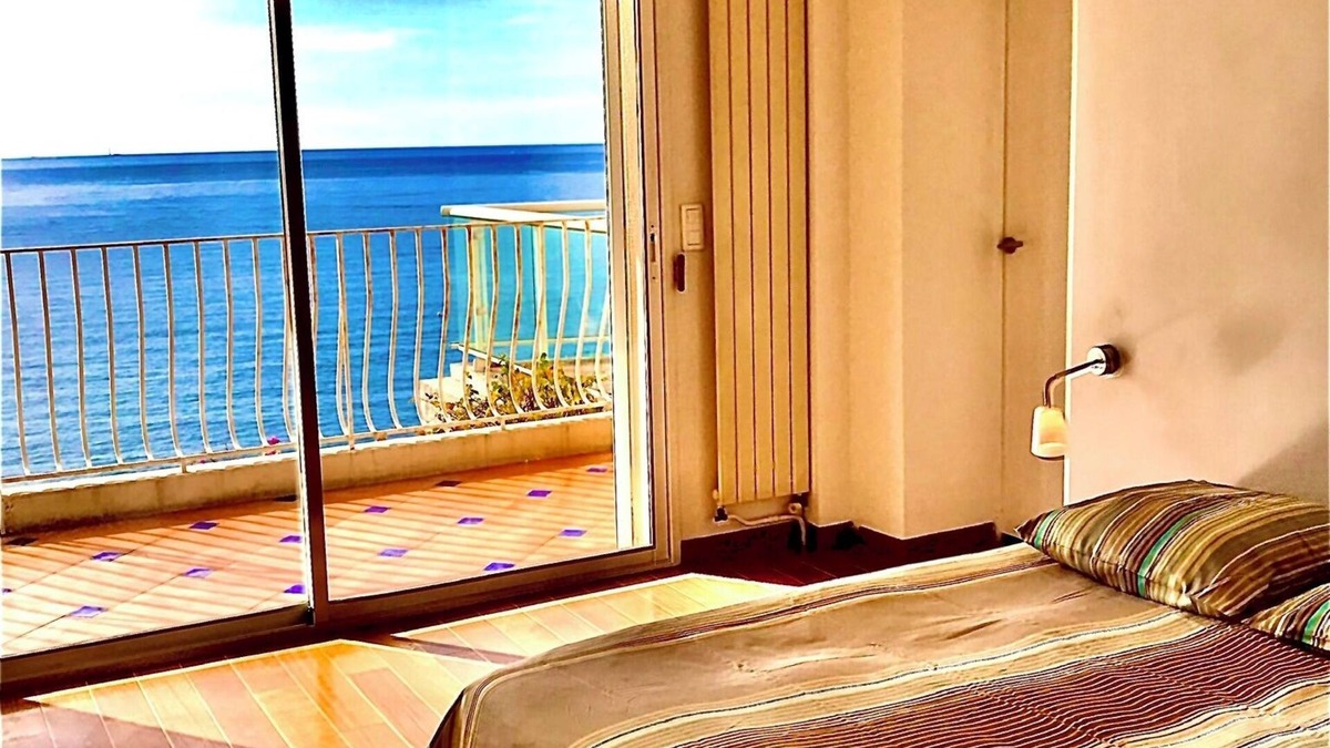 Roucas-Blanc Apartment | The big VENTILATED blue (Corniche Roucas Blanc beach)