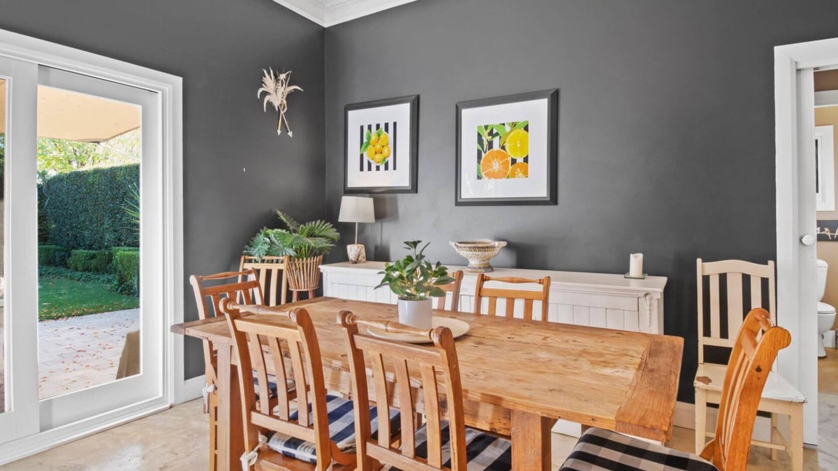 Wagga Wagga House | The Birch House - Stroll to CBD, Firepit