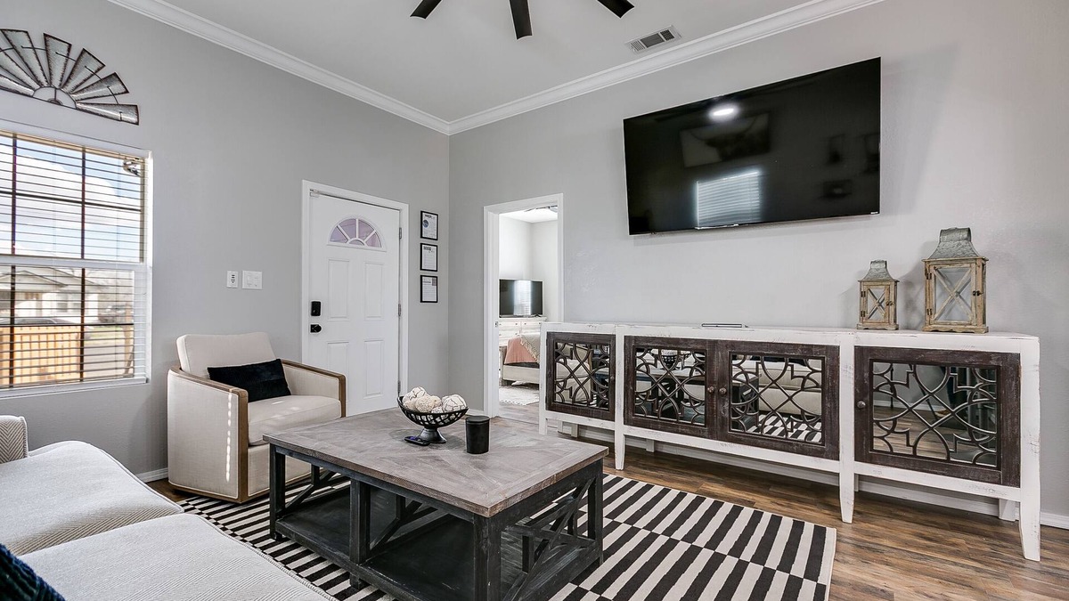 San Angelo House | The Bird House - 3 Bedroom Downtown Nest