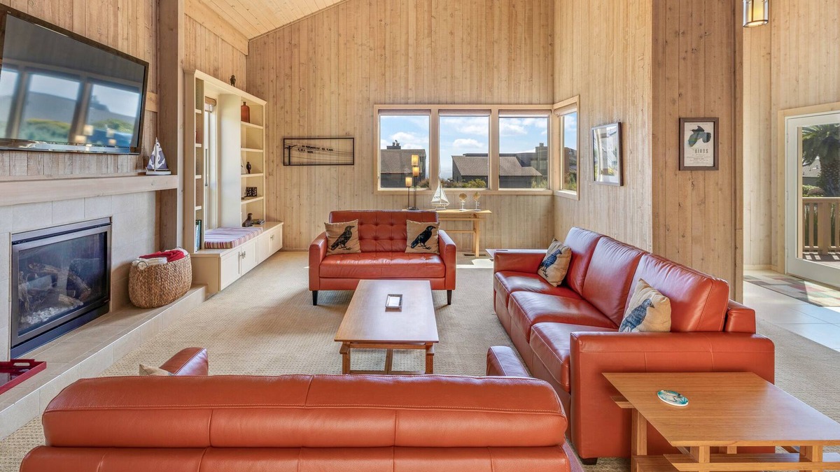 Bodega Bay House | "The Birds" Easy walk to the beach, hot tub, fireplace, quiet and elegant.