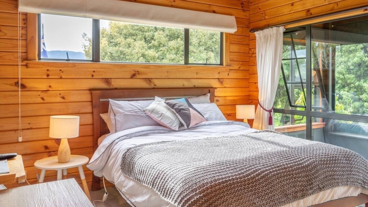 Takaka House | The Birds Nest - Cosy Chalet