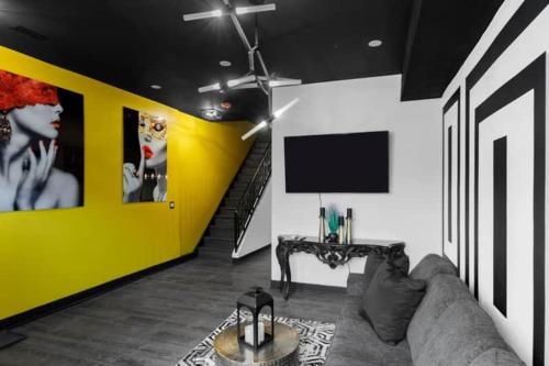Bronzeville House | The Black And White Suite