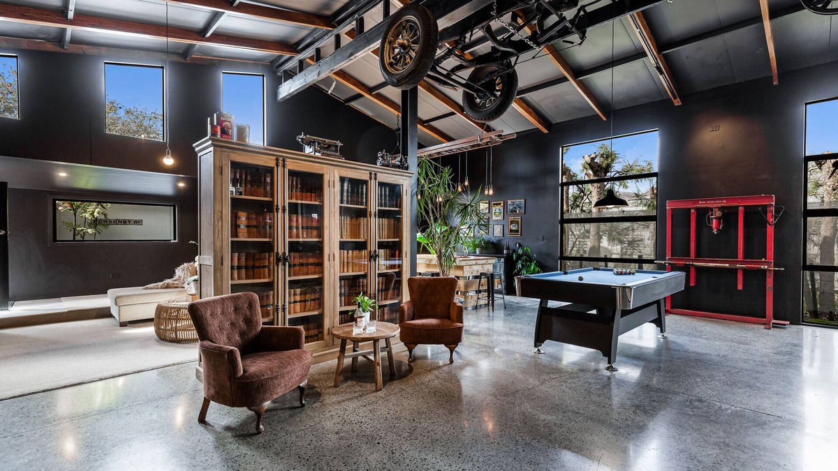 Kumeu House | The Black Barn, private with Spa