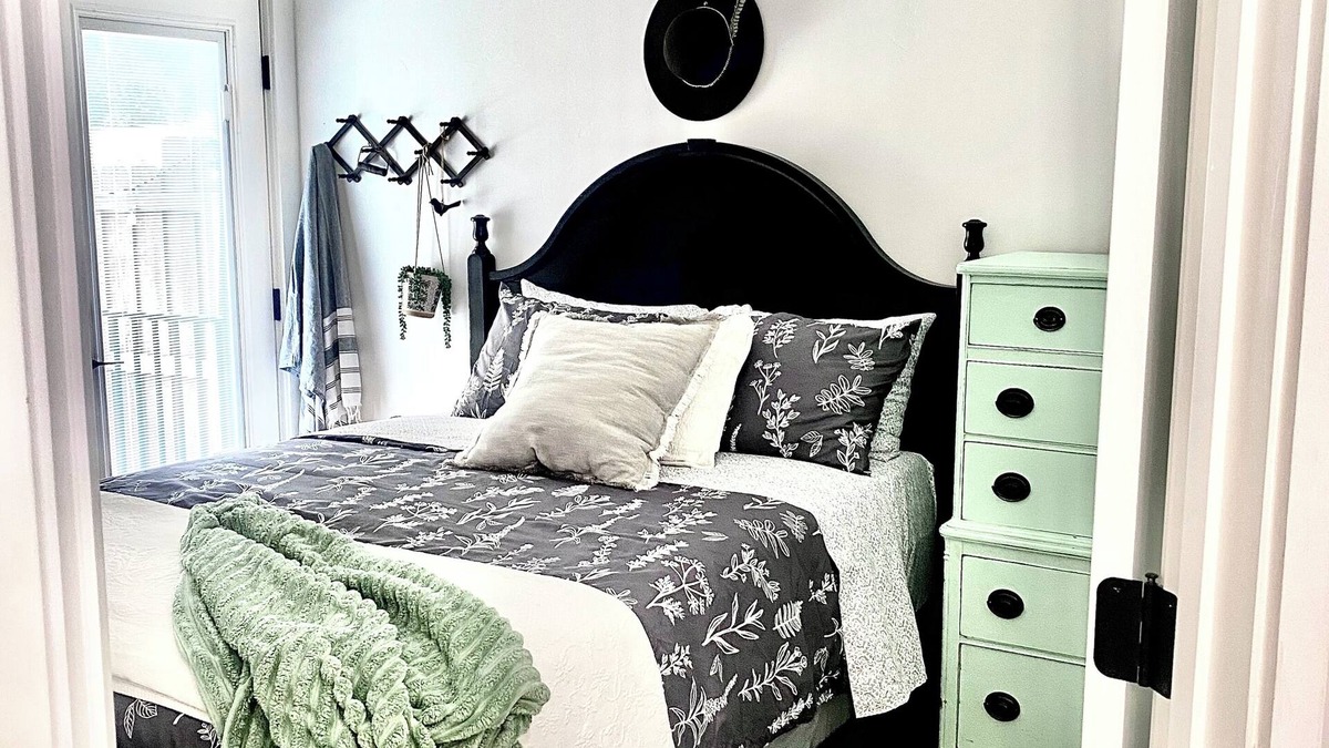 Twin Falls House | The Black Bird Bungalow -Charming Modern-Vintage Flair - Spa & Fireside