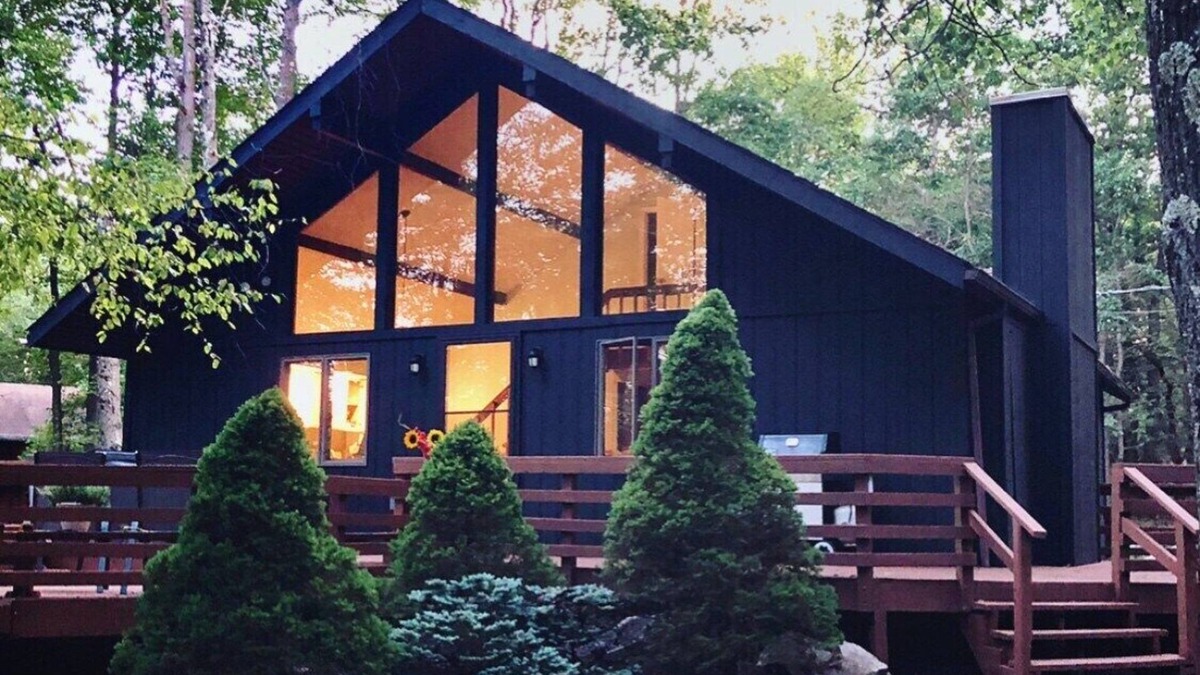 Lake Harmony Estates Ski Chalet | The Black Chalet at Lake Harmony in Poconos