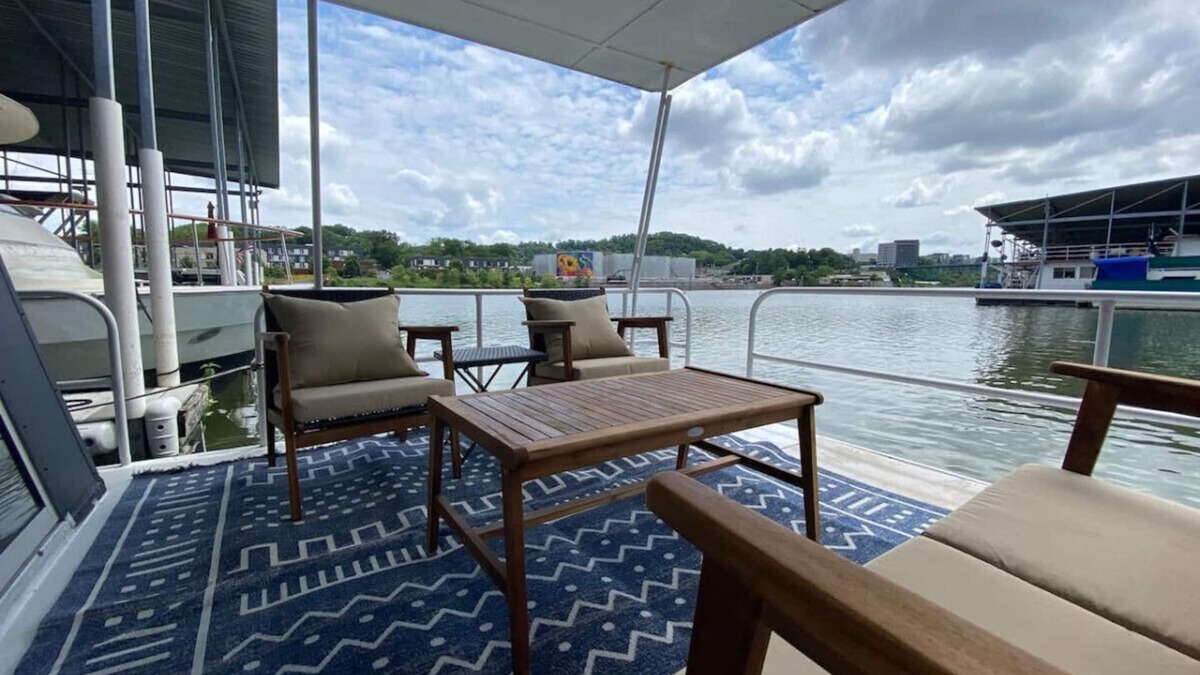 Downtown Knoxville Boat Rental | The Black Dog. Houseboat In DT Knox