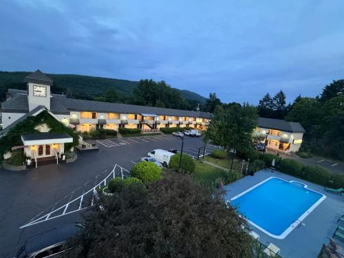 Brattleboro Hotel | The Black Mountain Inn