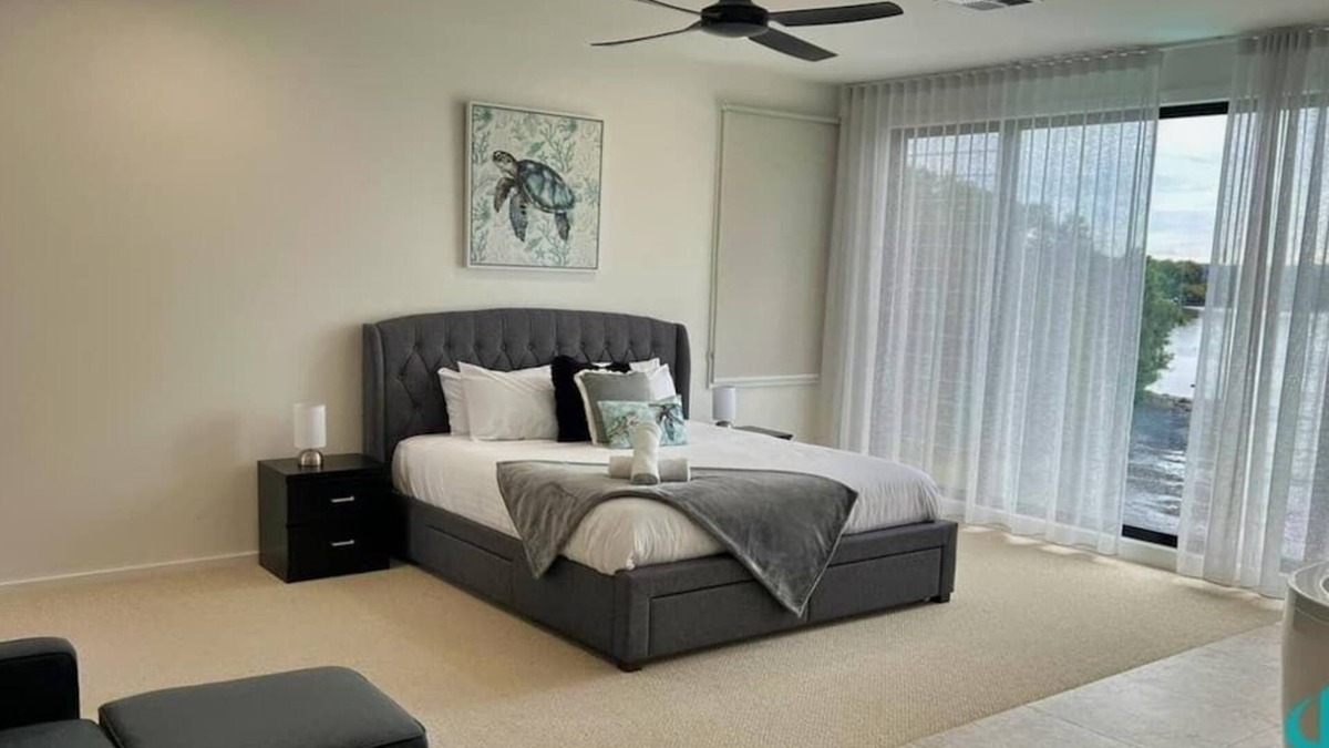 Swansea House | The Black Swan Lakehouse - waterfront, pool