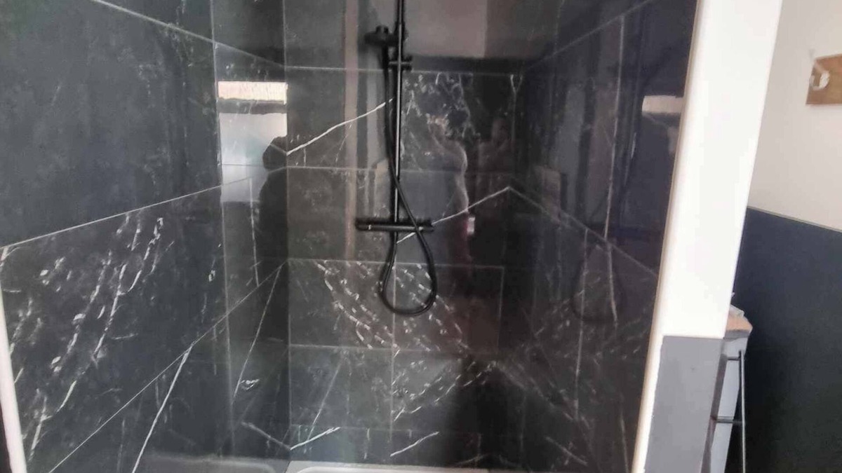 Calais Apartment | The black tendance, maxi studio hyper center, 1km from train station, tourism/business