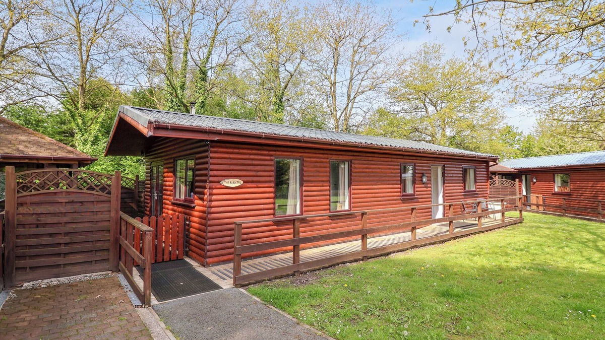 Saint Asaph Cottage | THE BLACKTAIL, pet friendly, with hot tub in St Asaph