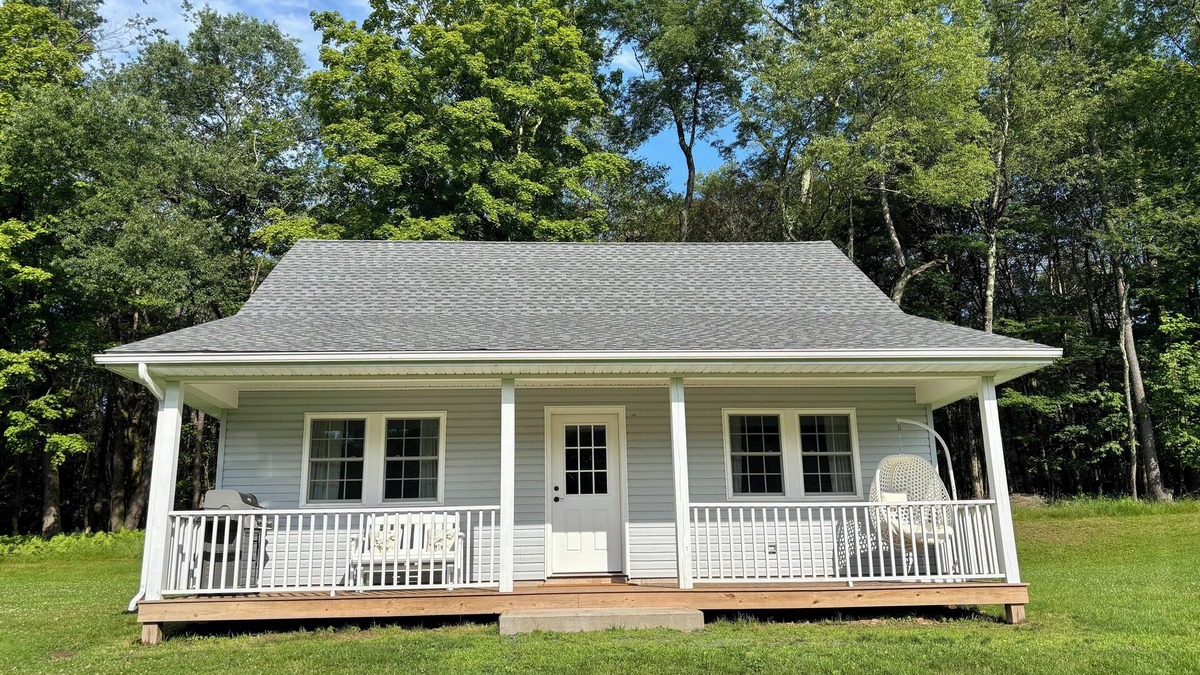 Ferndale Cottage | The Blissful Bluebird: Country Cottage With 2 Bedrooms, 2 Bedrooms, Heat and AC