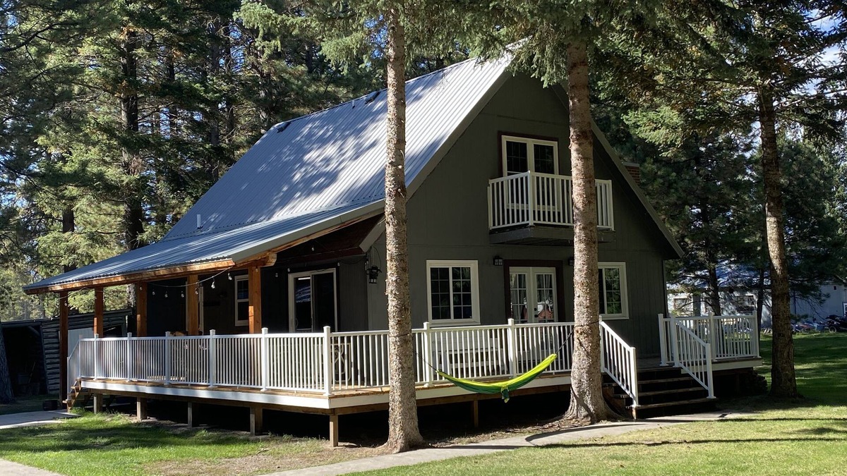 Lincoln House | The BLL Cabin with 4 kings and 1 full bed in town.