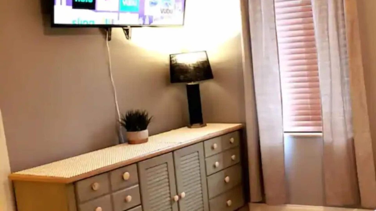 Deltona Lakes Apartment | The Blue Agave—Private Studio w/Roman Tub