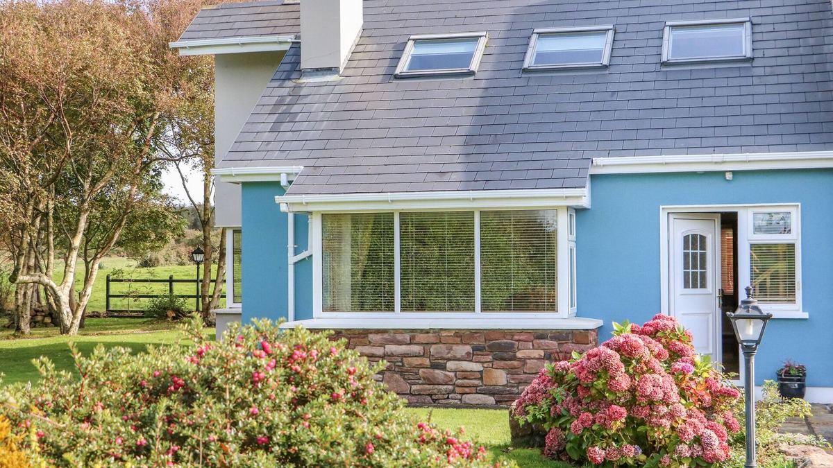 Tralee Cottage | THE BLUE ANNEX, pet friendly, with open fire in Tralee, County Kerry
